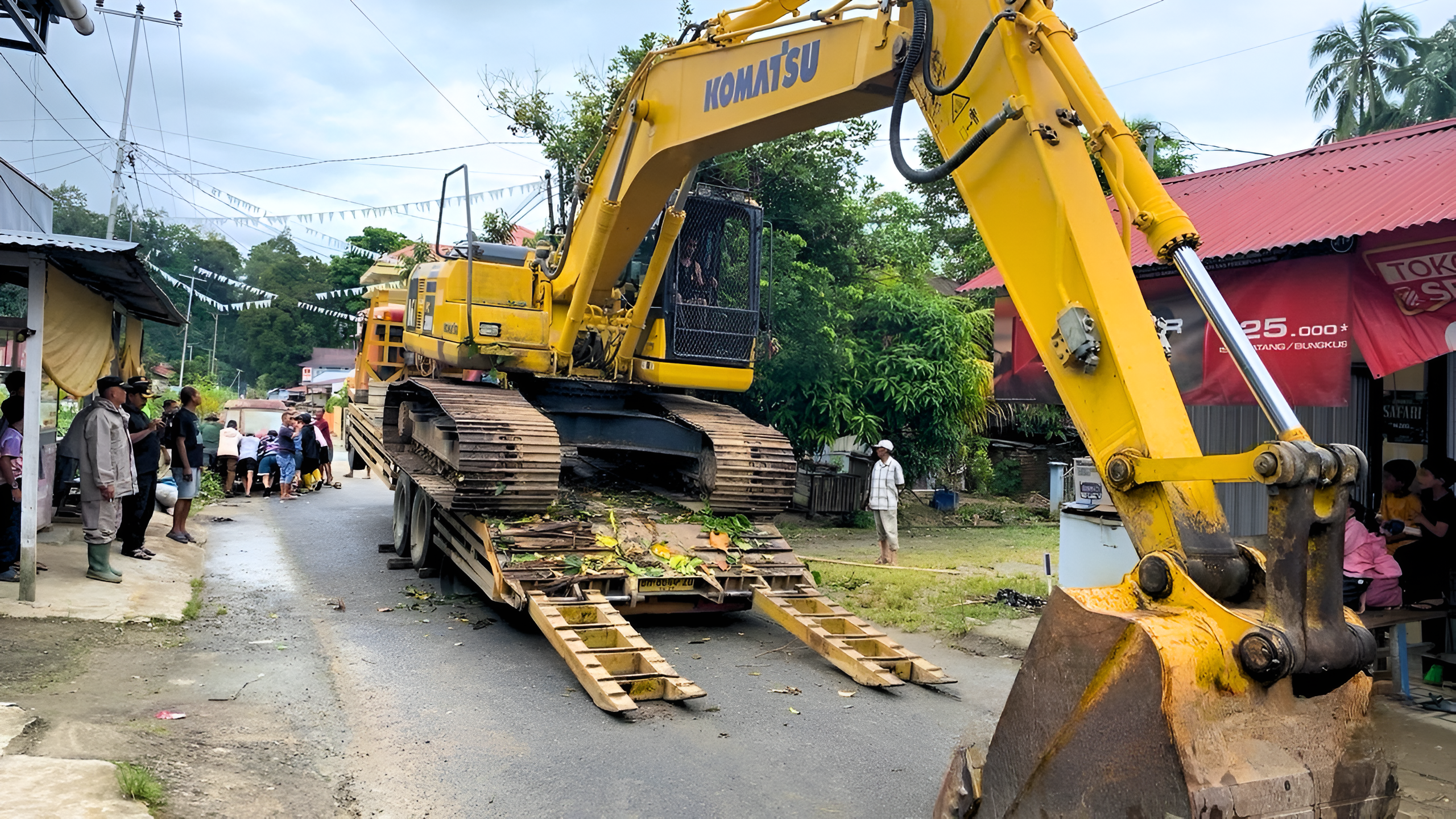 Komatsu Group Indonesia Salurkan Bantuan Ekskavator untuk Penanganan Banjir Bandang di Sumatera